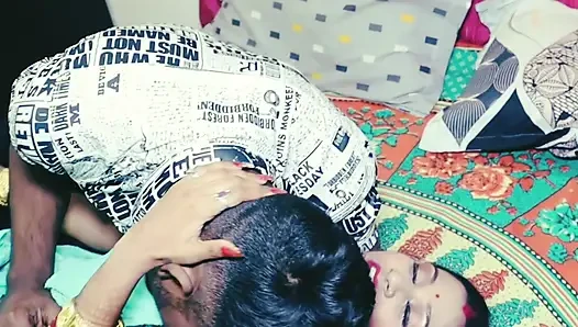 Abang tiri ngentot saudara tirinya sendirian di kamarnya.