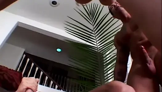 Pelacur muda ini ngentot sama tiga kontol ngaceng