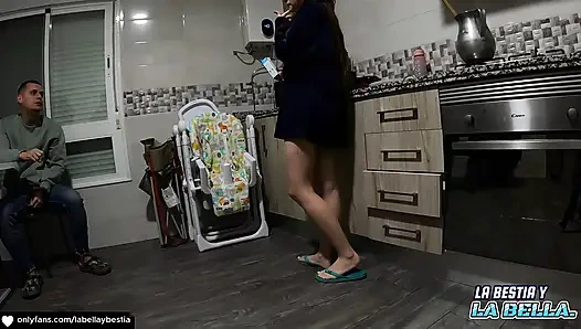 Üvey babam beni izlerken onu kendine dokunurken yakaladı, sonunda mutfakta ateşli sikişiyoruz!