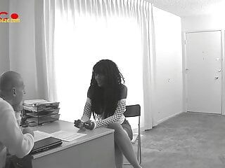 Eboni langsing datang ke pejabat dan berlutut di atas meja