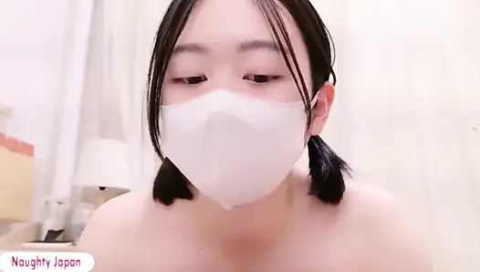 Wanita imut pucat dengan pesona alami, keingintahuan yang menyenangkan tertangkap dalam momen intim yang berfokus pada diri sendiri ke-2