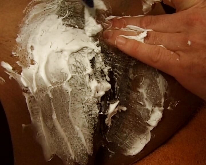 Crna francuska kurvica obrijana i jebana