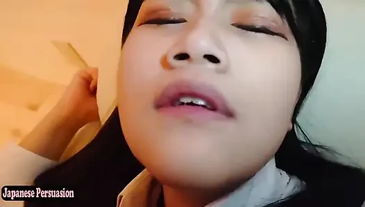Si cantik langsing yang tampak asli dan sangat sensitif meninggalkan kesan pribadi yang tak terlupakan