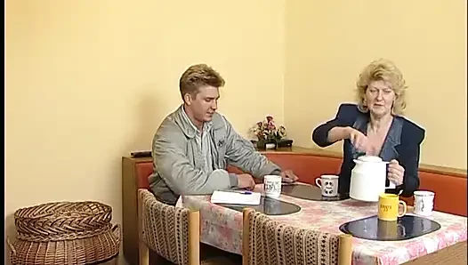 Sarışın olgun sürtük amını sikiyor