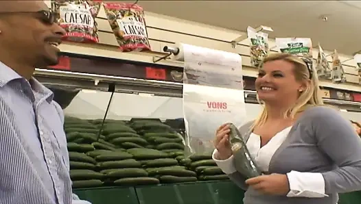 Tief gestoßener schlitz von heißer girly cooter sieht zierlich aus mit sperma gesicht