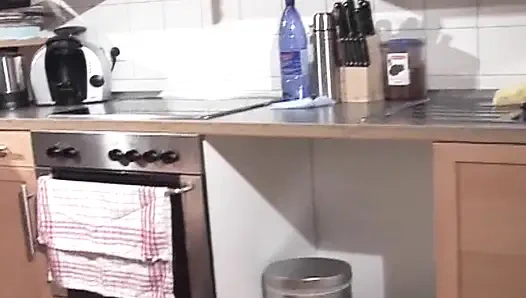 Fransız nine mutfakta yarak gırtlağına kadar alıyor