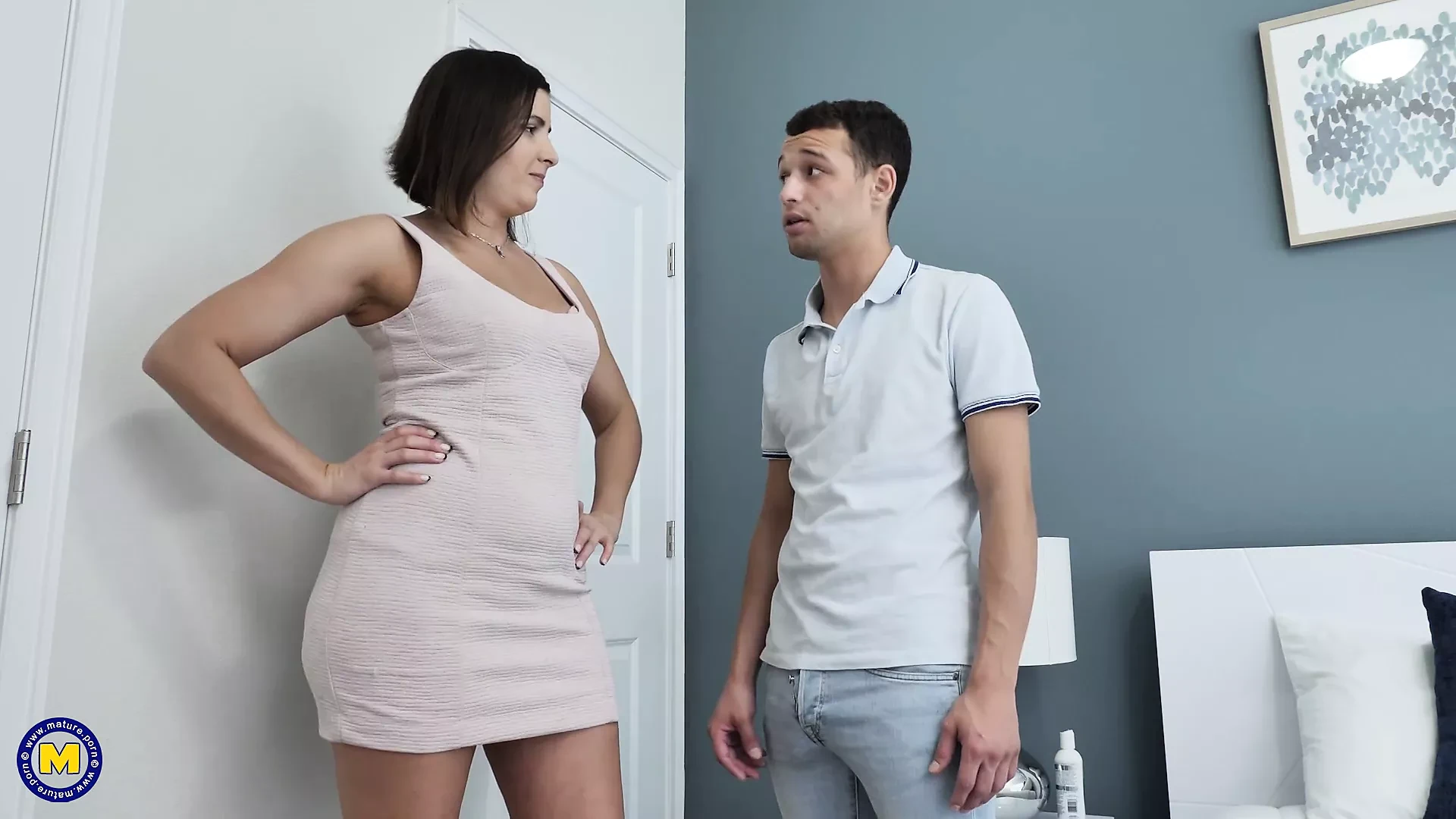 Une maman au cul fait une pipe incroyable et baise son beau-fils chanceux