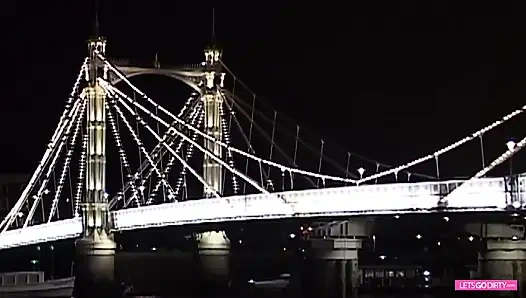 Azgın ikizlerle açık havada üçlü sikiş