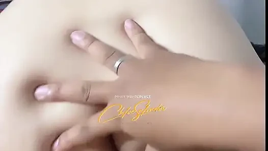 Güzel pinay orta yaşlı seksi kadın ev sahibinin kirasını ödemek için sıkı amını sikmesine izin veriyor.