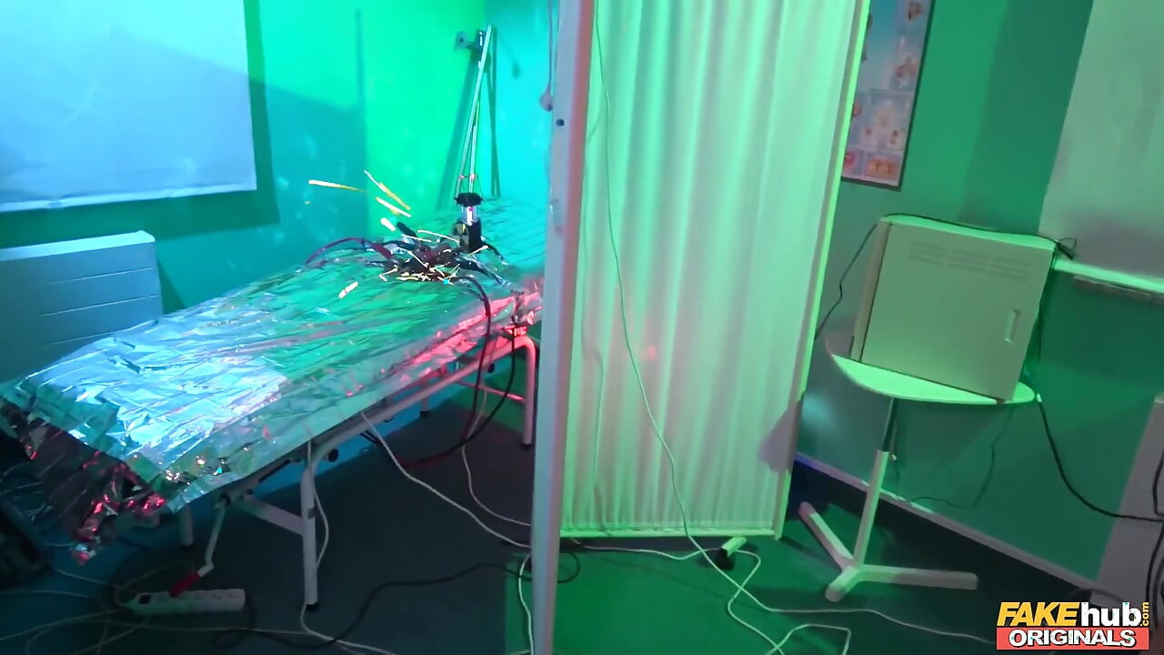 FakeHub Originals - безумный ученый Стив приносит великолепную куклу Lady Bug в жизнь и дает ей дикую тренировку в лаборатории