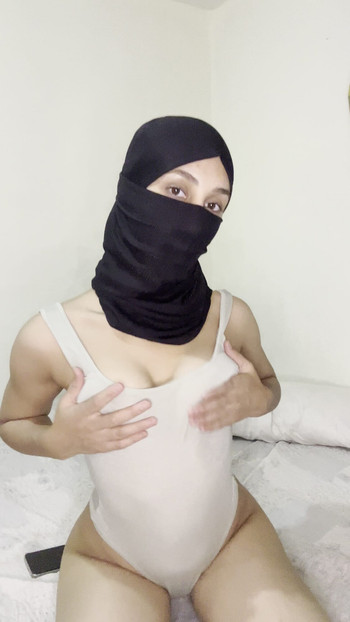 Tudung Arab yang bengkung mempamerkan teteknya, buah dada berair, tetek sempurna