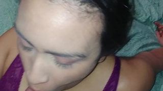 Una ragazza di 18 anni riceve un creampie orale dopo essere stata scopata duramente