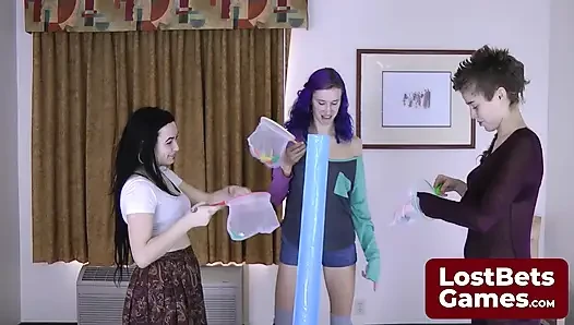 The Strip Elefino melucuti pakaian dalam si pecundang terlebih dahulu