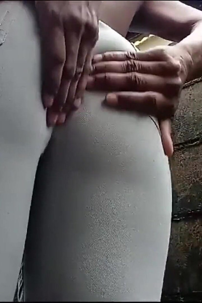 Trljam svoju pičku na otvorenom Pišam u traperice Trljam svoju pičku