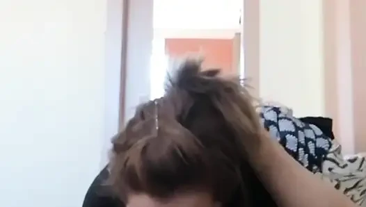 Während er fernsieht, gebe ich ihm einen blowjob