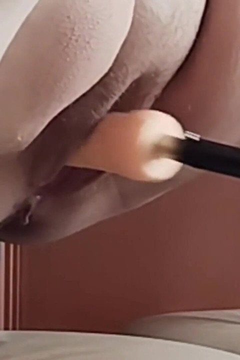 Mi coño es destruido por una máquina de sexo