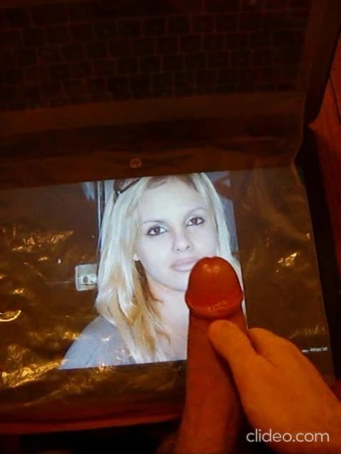 Eerbetoon aan sexy Jenny met enorme cumshot