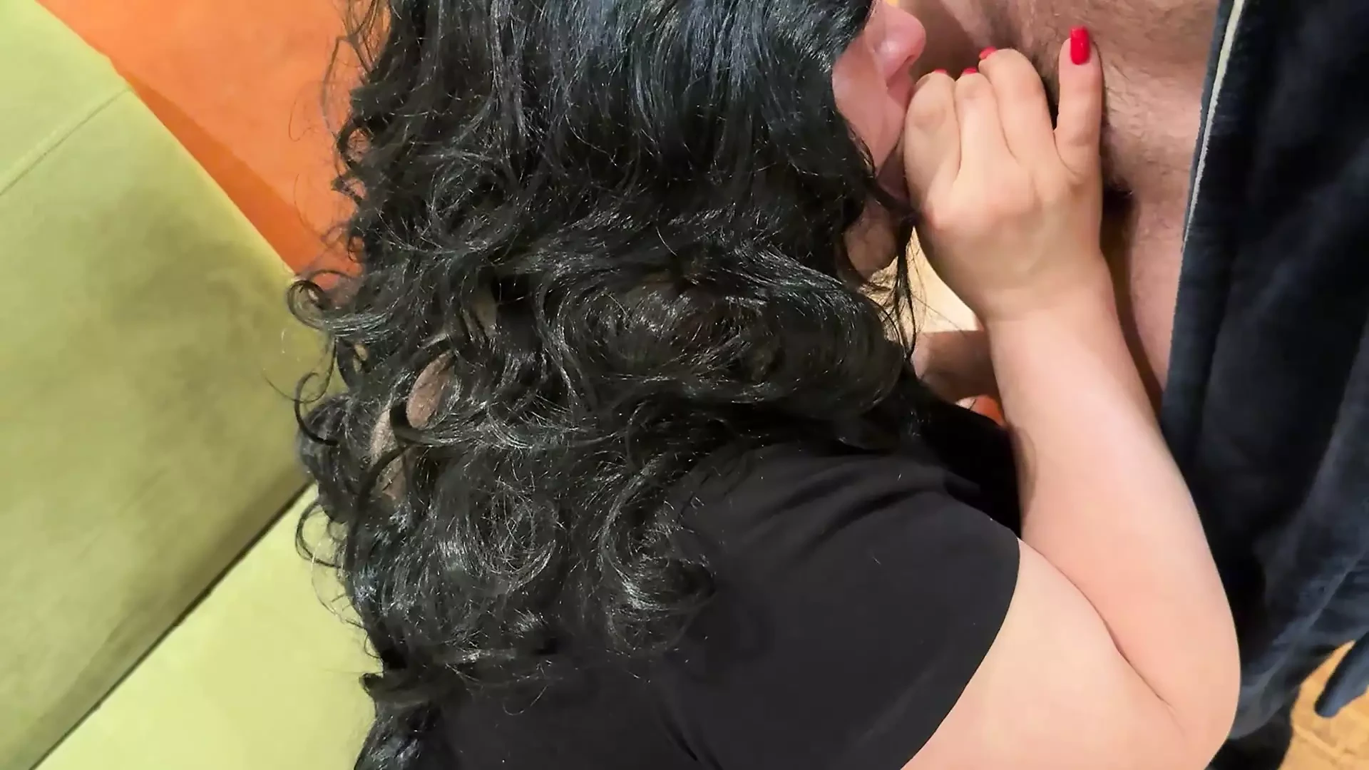 Milf mit dicken titten gab einen blowjob und rahmen ihren arsch