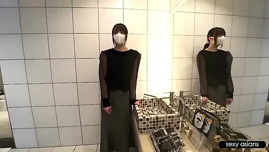 Havalı güzel uzun boylu ince ofis hanımı yaramaz tarafını gösteriyor ve dölleme tutkusuyla bitiyor