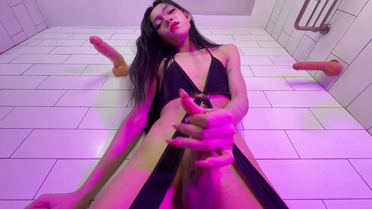 人妖Nisha, 年轻, 性感, 并得到溪流射精.