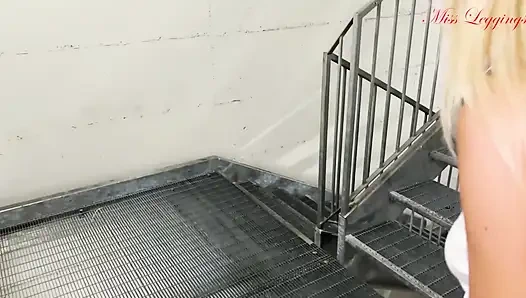 MILF didekati di tempat parkir supermarket