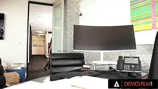Film mesum - memek dan pantat sempit si cewek nakal gia derza dientot habis-habisan di meja kantor