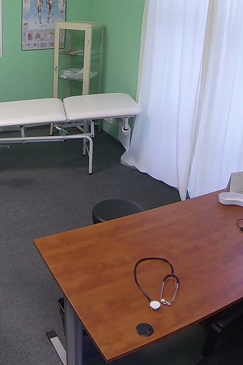 Fake hospital - paciente pervertida recibe masaje con aceite y toma la polla del médico en coño salvaje