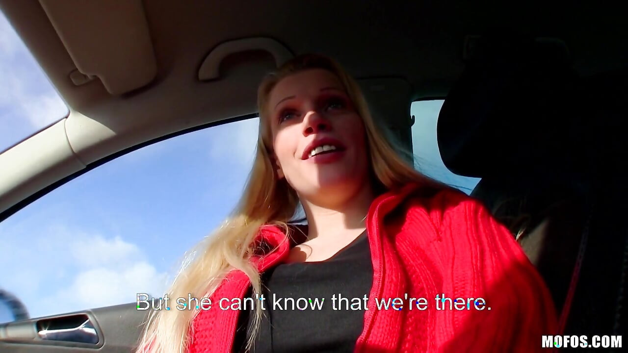 Publiczne pickupy - duże cycki Blondynka Lucie daje POV blowjob w samochodzie