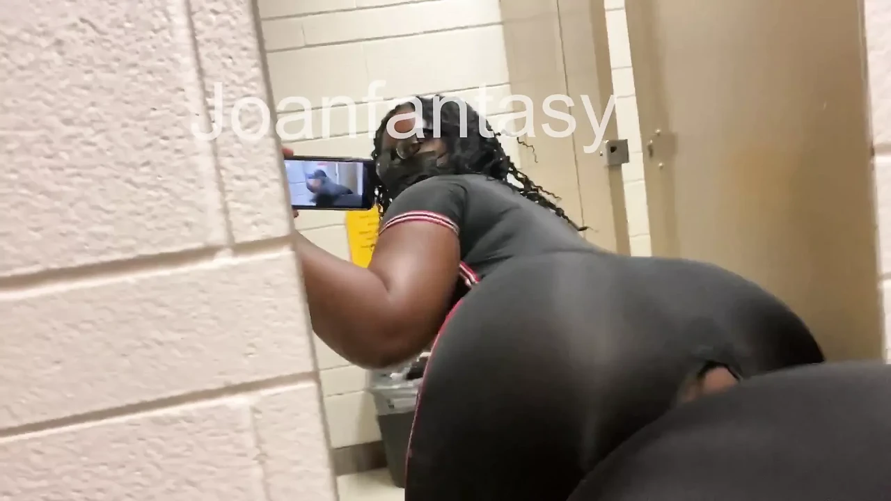 Joanfantasy炫耀她的烂摊子