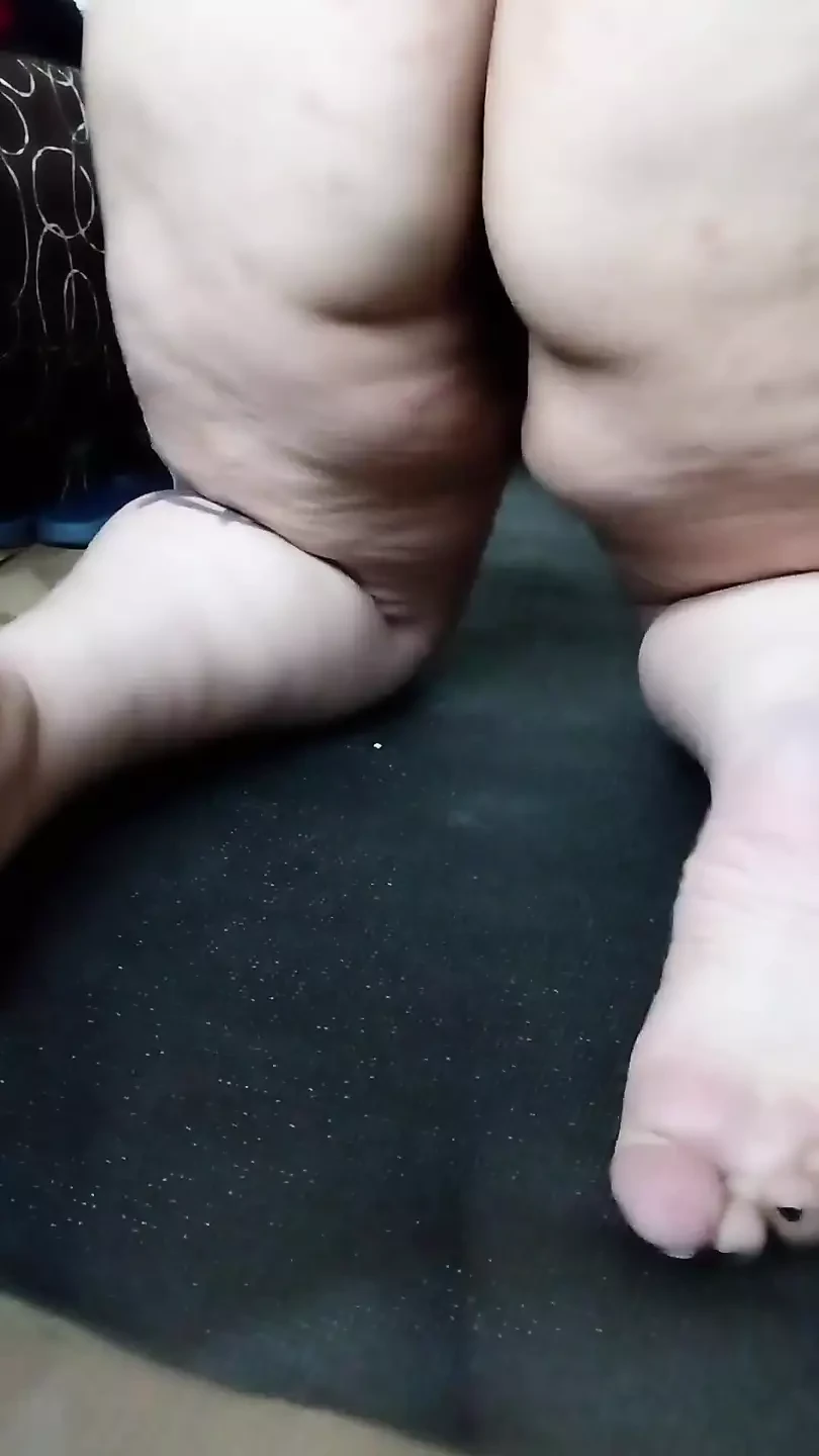 Fat Girl Does Yoga Naked and Exposes Ass and Pussy