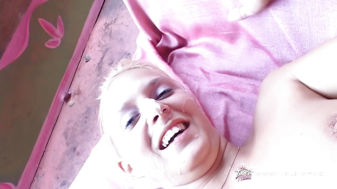 Blondýnka v černých šatech kouří POV a bere tvrdý anál