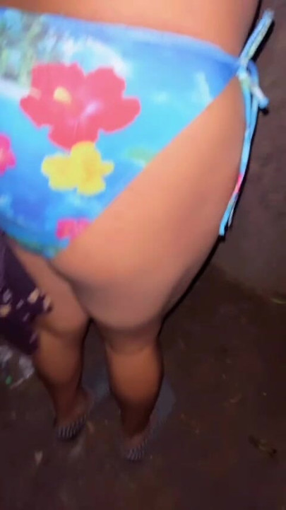 Mona Bottom Crossdresser Scoate haine