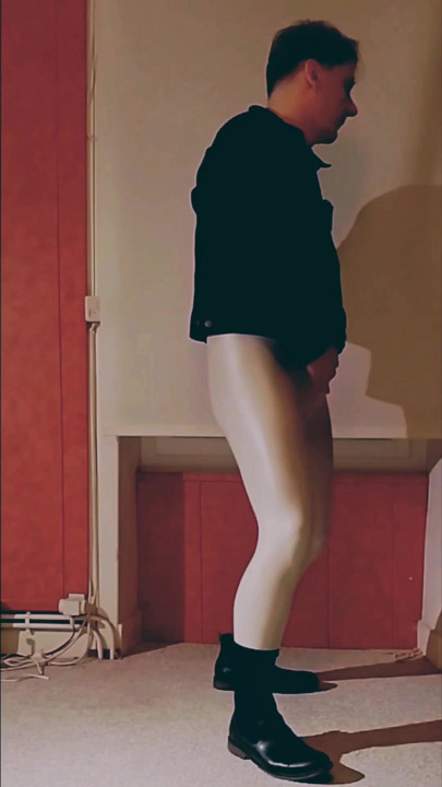 Cewek sange ini lagi asik masturbasi memeknya pakai legging vinyl warna putih
