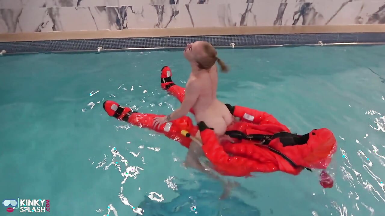 Nackt und geil auf meinem aufblasbaren Unterseeboot-mädchen