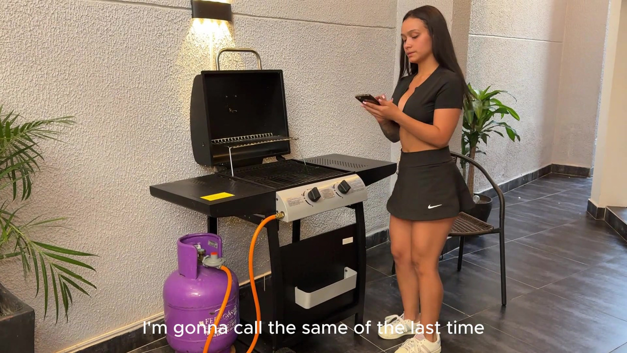 大屁股饥渴的哥伦比亚人挑逗勤杂的男人，直到被狠操daniel mast，lorena doll