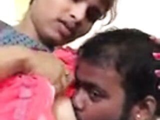 Istri India membiarkan suaminya menghisap payudaranya