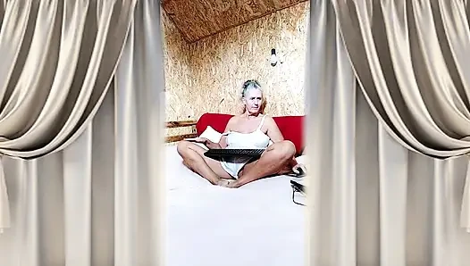 Die Attraktive Hausfrau Lukerya Unterhält Sich Fröhlich Online.