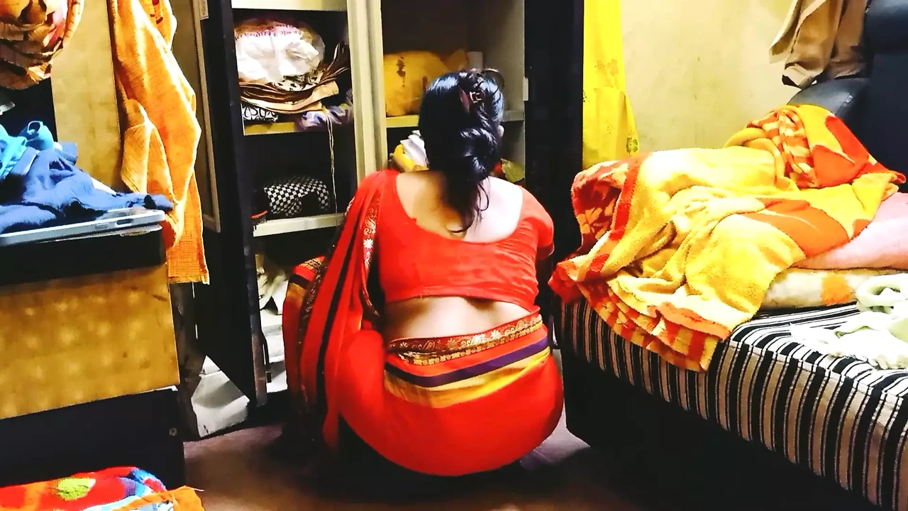 Almari me saman laga rahi thi pados ka rahul ne ake