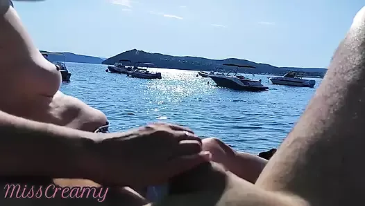 Français une MILF fait une branlette amateur sur une plage nue en Grèce à un inconnu avec éjaculation - misscreamy