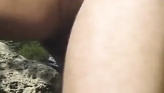 Fransız genç kız ormanda götünü siktiriyor