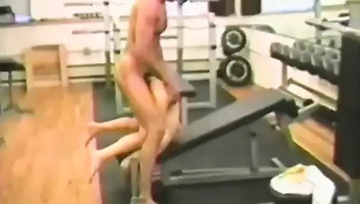 Maskierte brünette bekommt ihr loch im ganzen fitnessstudio gefickt