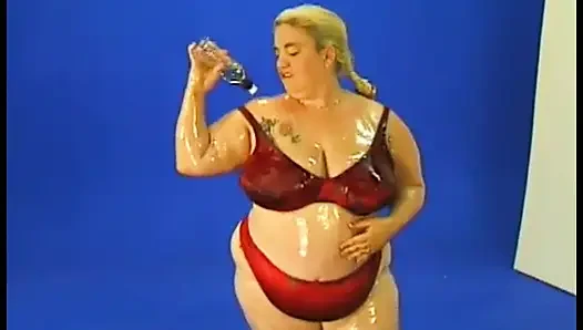 Eine geölte behaarte bBW fickt mit ihrem ficker