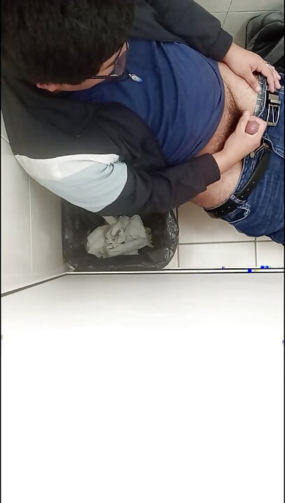 رجل سمين بيجلد نفسه ستريت