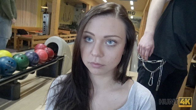 Hunt4k. een andere cuckold kijkt toe hoe zijn vriendin geluk heeft