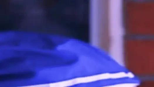 Berseragam dan menginginkan lebih: Siswi melompat ke saudara tirinya setelah sekolah.