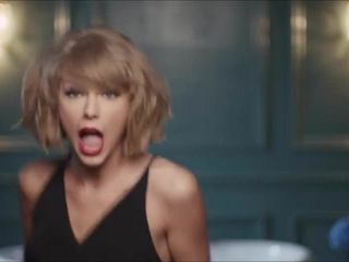 Taylor Swift menyanyi