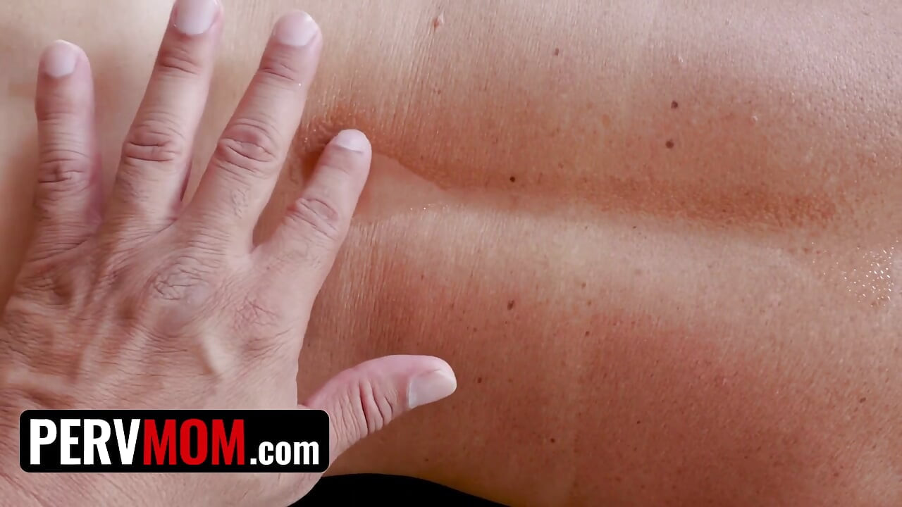 Pervmom - une MILF blonde coquine exhibe ses seins à un mec chanceux et suce sa bite dans la nature