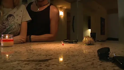 Geiles junges paar hatte gerade einen erstaunlichen sex auf der couch