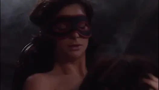 İki güzel lezbiyen sahibe azgın bir kölenin önünde amlarını yalıyor ve mastürbasyon yapıyor