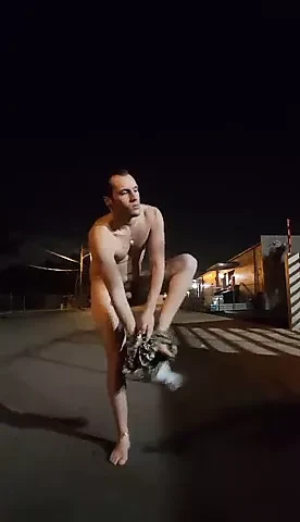 Alejandro al aire libre noche strip1
